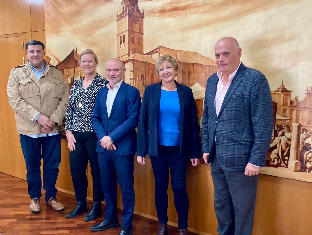 Nuestro presidente y vicepresidente han recibido a la Cónsul general de Francia, Marie-Christine Lang, al
Cónsul honorario de Francia en Valladolid, Javier Artacho y la Cónsul honoraria de Francia en Valencia y Castellón, Karin Nylund. Un placer vuestra visita 🥰