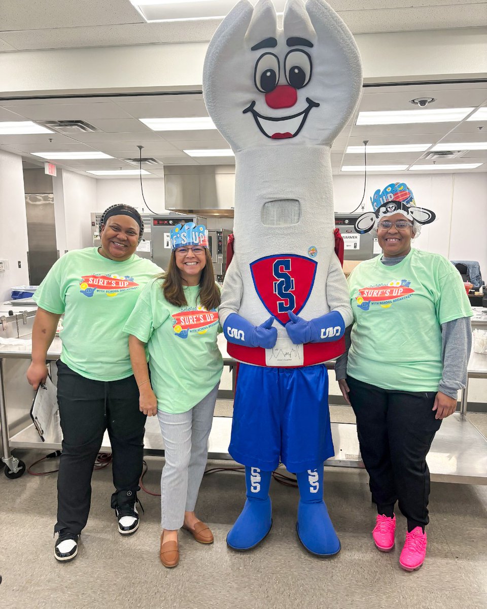 Happy School Lunch Hero Day! Did you know that last year we served an average of 244,000 meals daily? We couldn't have done this without the hard work of our @CCSDFoodService staff. Thank you for everything you do!
