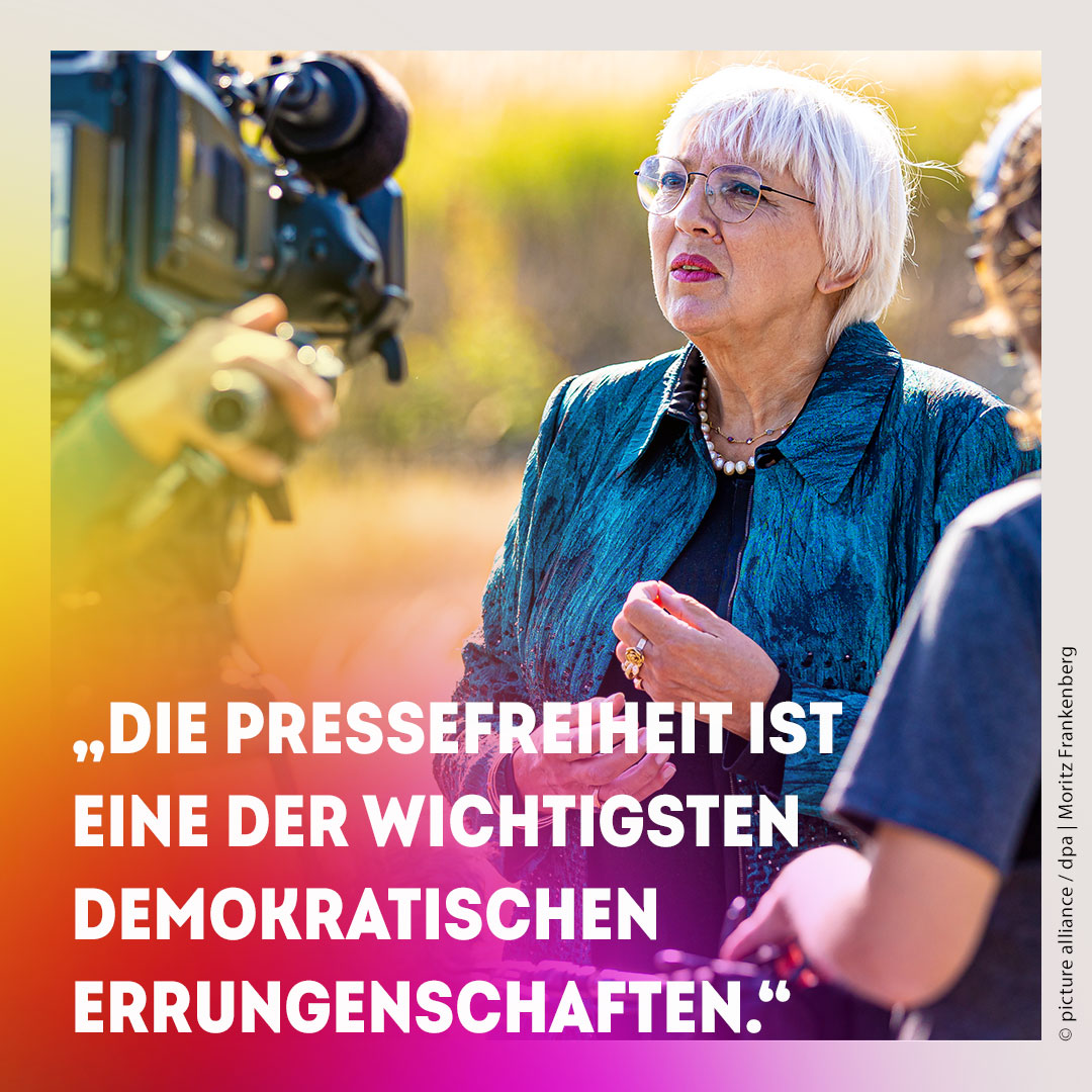 Claudia #Roth zum Tag der #Pressefreiheit: „Wenn die Pressefreiheit fällt, dann fällt auch die Demokratie. Um Fake von Fakten zu unterscheiden, um Hintergründe von Desinformationen aufzudecken braucht es professionellen Qualitätsjournalismus.“