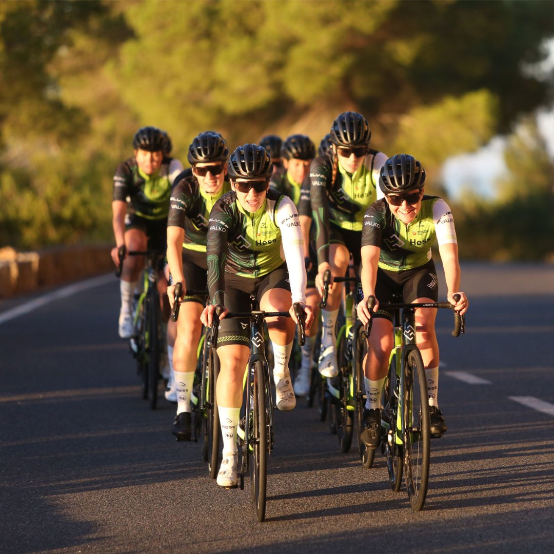 Het Hess Cycling Team geeft voor de eerste keer acte de présence in Veenendaal-Veenendaal. De ambitieuze Britse ploeg kan rekenen op o.a. <a href="/MGeloof/">Marjolein van't Geloof</a>. De Nederlandse staat voor de vierde keer aan de start en harkte dit jaar al enkele mooie ereplaatsen binnen. #vv24 #UCI #cycling
