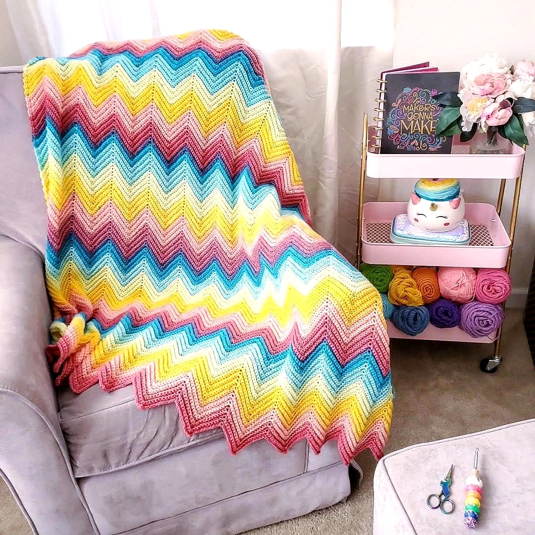 The perfect blanket to snuggle in style and color! 🤩
Mandala® Yarn: ow.ly/A7Lj50RjosB
📸 theyarnmermaid (IG) 
.
#crochet #crochetblanket #diyblanket #handmadeblanket