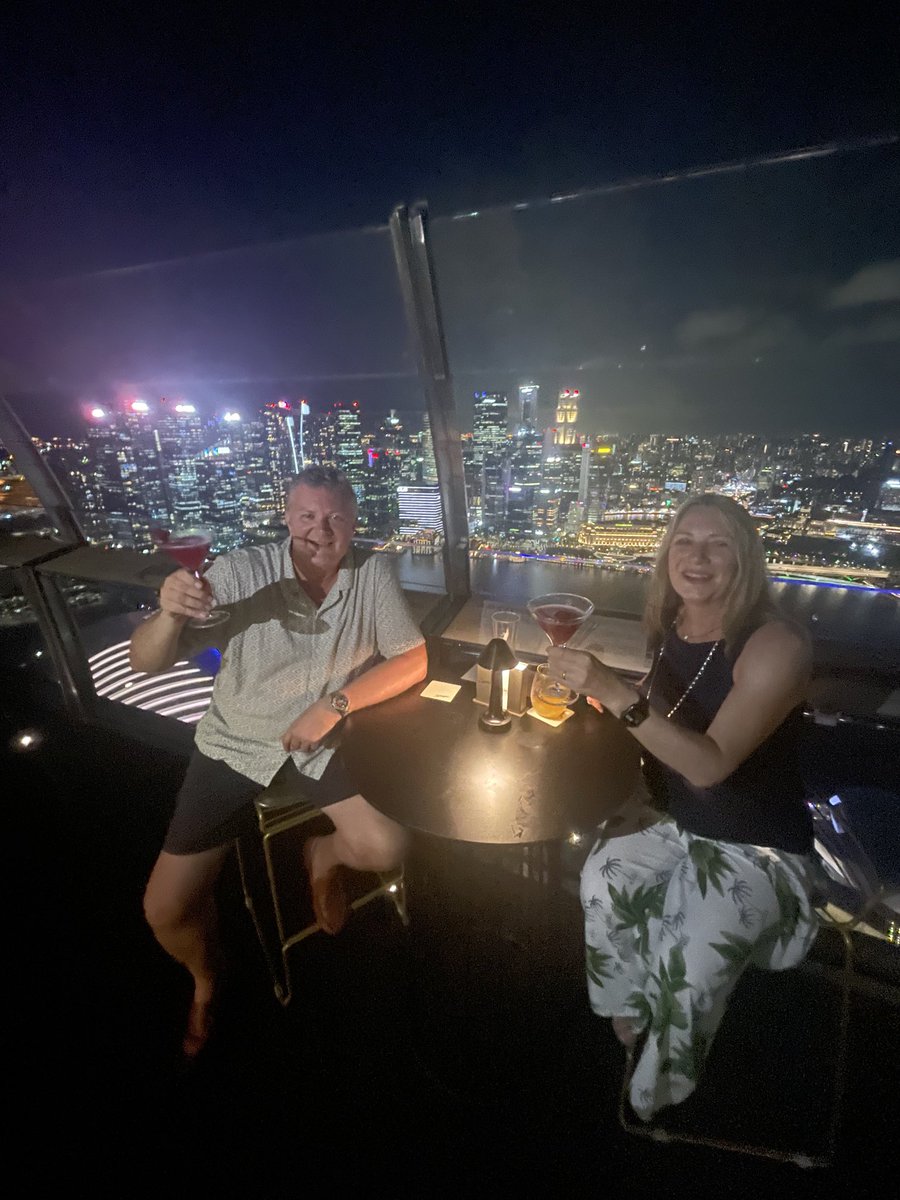 ⁦@marinabaysands⁩ is certainly some place with outstanding service. Fabulous evening at the #SunsetInTheSky event. 🥂🍹🍻🇸🇬