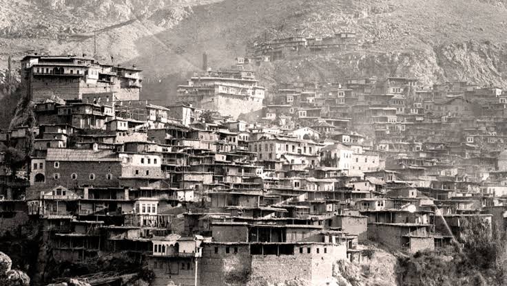 Öndeki tepenin ardında, arkadaki dağın eteklerinde Zeytun. İlk fotoğraf anlık, ikinci fotoğraf Googlelamada çıkan ilk görsel.