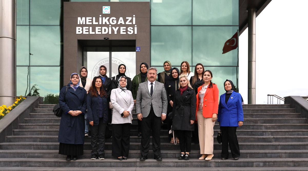 AK Parti Kayseri İl Kadın Kolları Başkanımız Sayın Meral Koşar, Melikgazi İlçe Kadın Kolları Başkanımız Sayın Nazlı Sözduyar, kıymetli yönetim kurulu üyeleri ve değerli meclis üyemiz belediyemizi ziyaret ederek hayırlı olsun dileklerini ilettiler. Kıymetli misafirlerimize nazik…