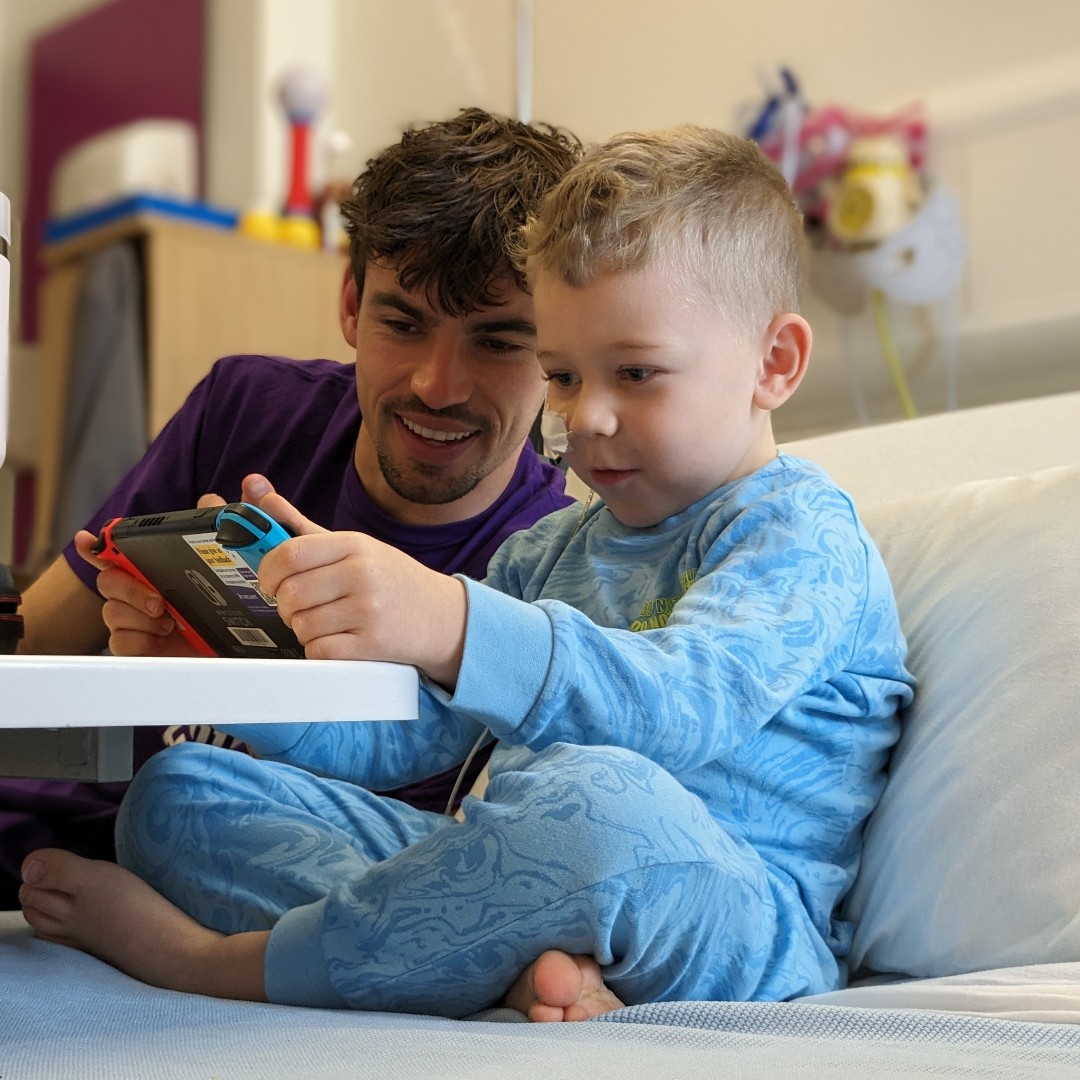 You may recognise our first ever hospital Gaming Volunteer: footballer Matt O’Riley. He's played a part in the journeys of young patients by playing their favourite video games with them on the wards. As a Gaming Volunteer, you could too! 🎮 Apply: bit.ly/GCHCGamingVols