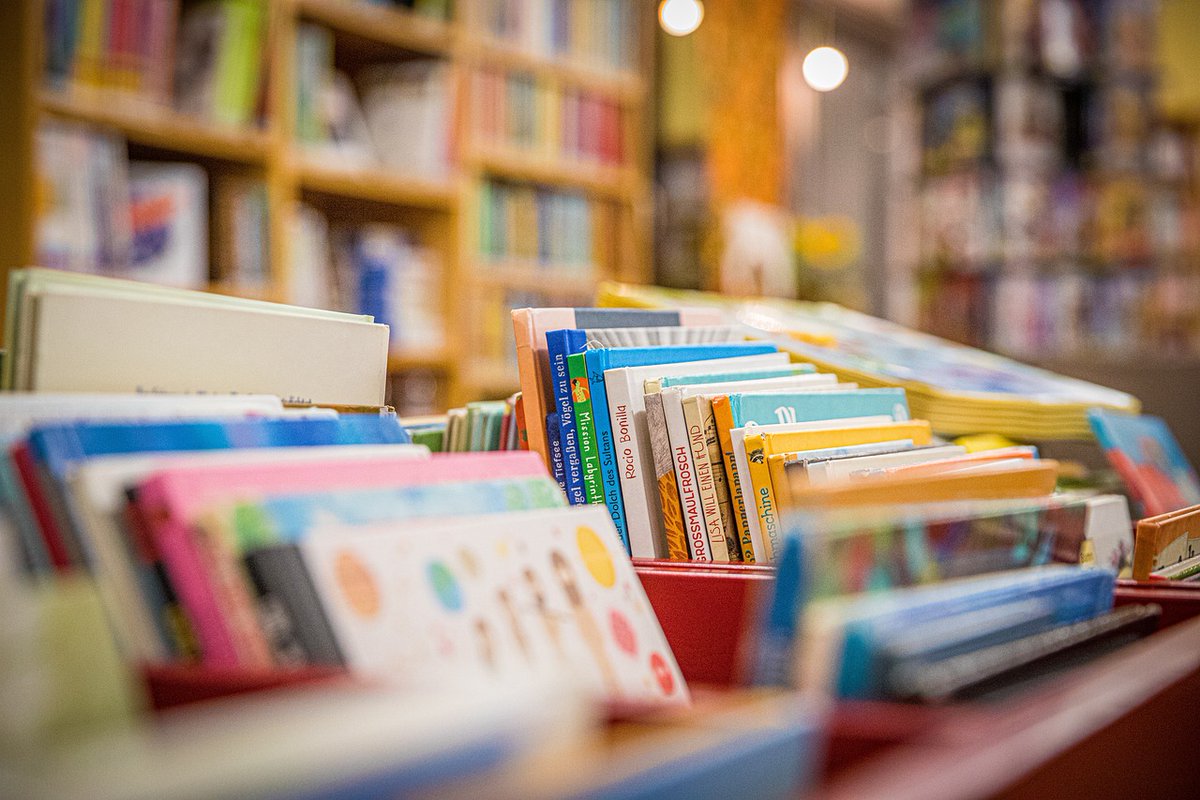 #ultimora Associazione dei librai propone scaffali separati per i libri di Vannacci lercio.it/associazione-d…