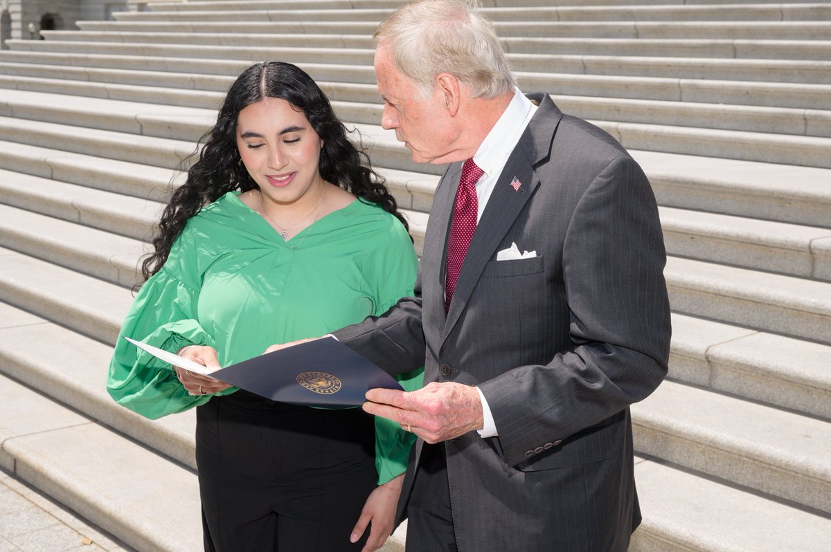 Congratulations to Maiss Hussein, Delaware’s back-to-back @PoetryOutLoud state champion! This week, I met with Maiss on the steps of the Senate & heard about her passion for poetry. This bright young woman is yet another example of the rich talent coming out of the First State!