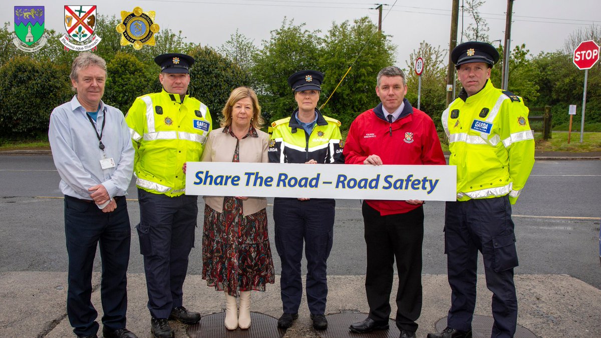 This bank holiday pedestrians are encouraged to make themselves more visible to other road users. If there is no footpath, you must walk as near as possible to the right-hand side of the road, facing oncoming traffic. 

🔗ow.ly/YMZ950RvJ5N

#RoadSafety #ShareTheRoad 4/4