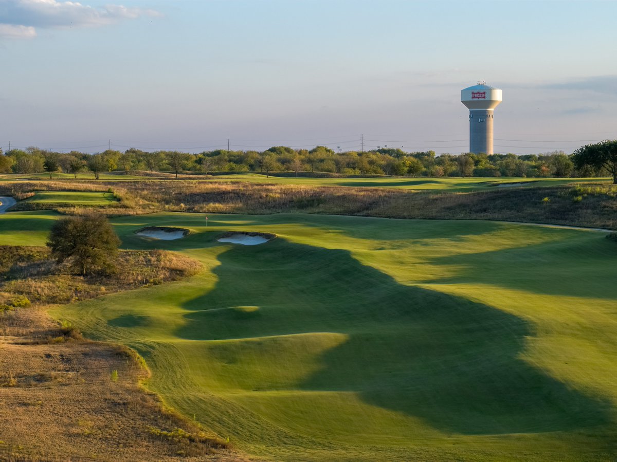 One year ago Fields Ranch West opened in Frisco, TX. Our first #FairwayFridays highlights hole No. 14 with the widest fairway on the course.

Even with the generous fairway tee shots need to be strategic with the left-to-right angled green guarded by two deep bunkers.

#BWDgolf⛳️