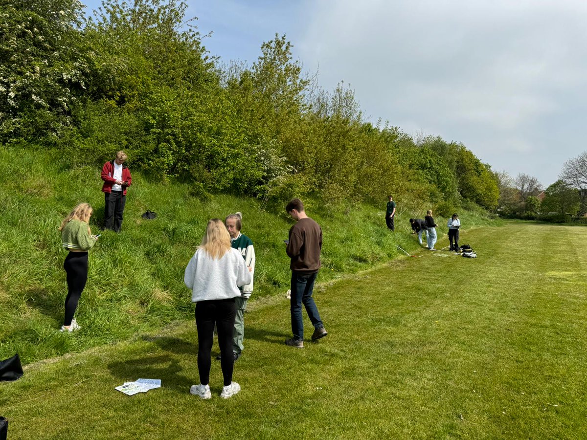 Great day with @Dc_Martin exploring #biodiversity as part of our new @lborogeog Global Environmental Change at the Local Scale module. Students learn about @lborouniversity & local area historical land use change, soil, and water quality, biodiversity and geodiversity #livinglab