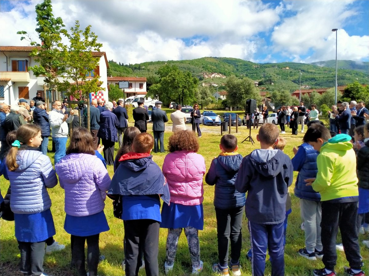 📍 Inaugurato stamani il giardino Capaci dedicato a Antonio Montinaro e agli altri agenti di scorta di Giovanni Falcone 📍 Alla scuola primaria Rodari di Candeglia inaugurato un murales in ricordo di Antonio Montinaro 👉 comune.pistoia.it/news/inaugurat…