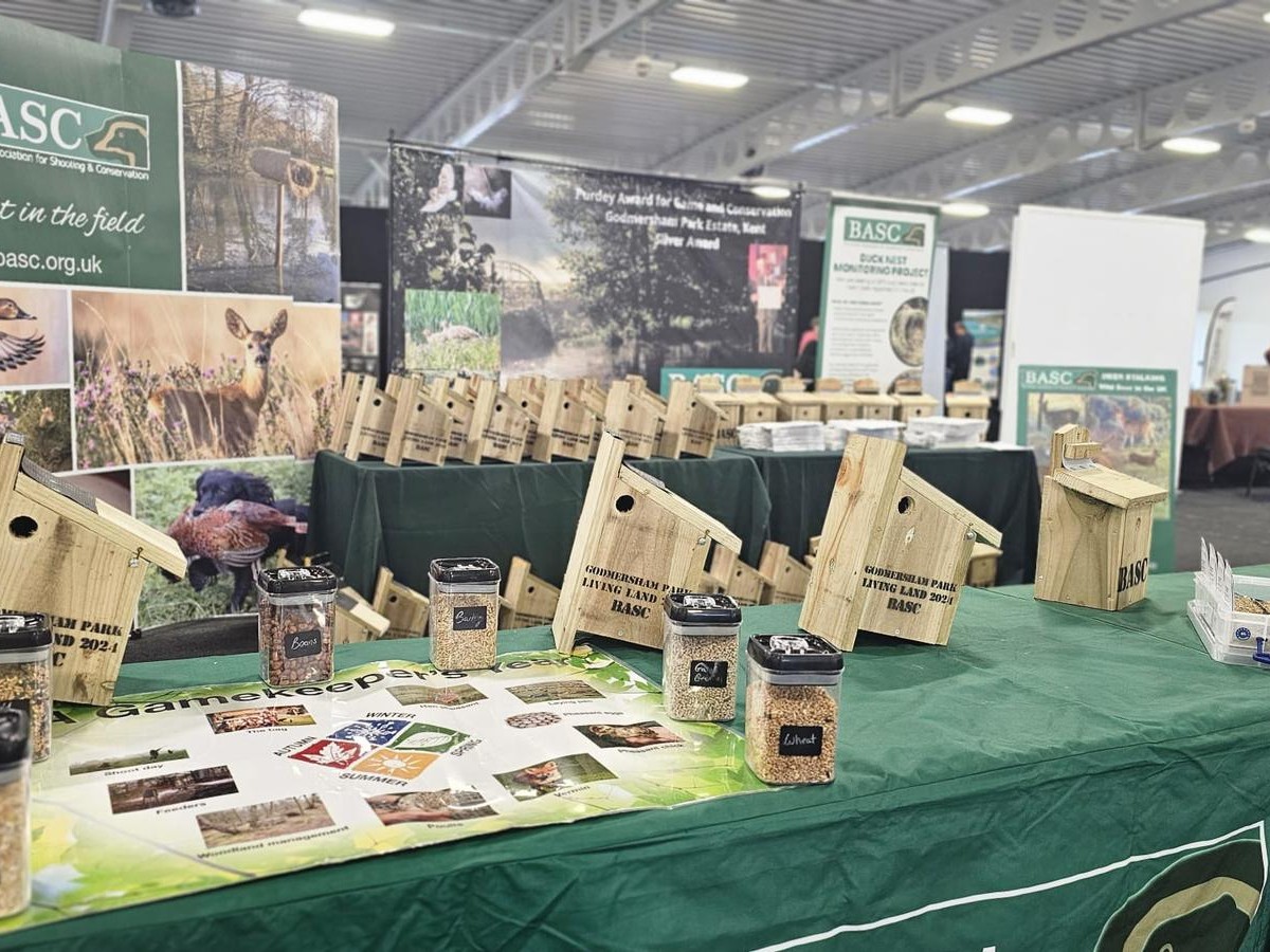 BASCSE's tweet photo. We had a great day at #LivingLand yesterday. We gave a bird box to more than 50 schools whilst engaging with the 2,800 children about woodland management. Thanks to @Gamekeeper10 for joining us and East Kent Timber for supplying the wood for all those bird boxes.

#BasctoSchool https://t.co/aWfh8VV17j