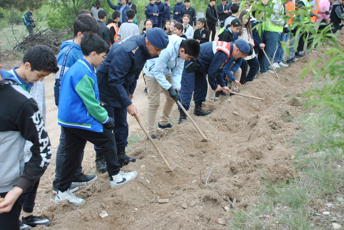 kirsehrjandarma's tweet photo. Kırşehir İl Jandarma Komutanlığı olarak; Tarım ve Orman Bakanlığı Orman Genel Müdürlüğünce düzenlenen “Orman Benim” kampanyasına katılım sağlanarak ormanlık alanda çöp temizliği, çalı, diri örtü temizliği ve ağaç dikimi faaliyeti gerçekleştirilmiştir. https://t.co/zVBa8gohf0