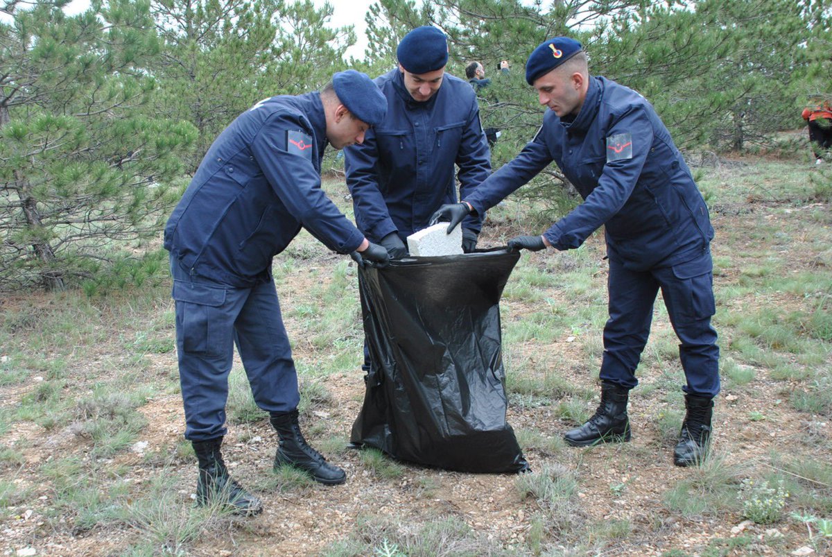 kirsehrjandarma's tweet photo. Kırşehir İl Jandarma Komutanlığı olarak; Tarım ve Orman Bakanlığı Orman Genel Müdürlüğünce düzenlenen “Orman Benim” kampanyasına katılım sağlanarak ormanlık alanda çöp temizliği, çalı, diri örtü temizliği ve ağaç dikimi faaliyeti gerçekleştirilmiştir. https://t.co/zVBa8gohf0