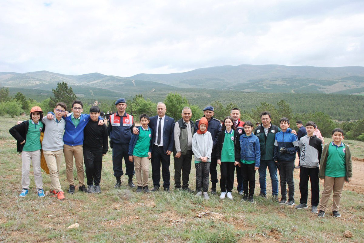 kirsehrjandarma's tweet photo. Kırşehir İl Jandarma Komutanlığı olarak; Tarım ve Orman Bakanlığı Orman Genel Müdürlüğünce düzenlenen “Orman Benim” kampanyasına katılım sağlanarak ormanlık alanda çöp temizliği, çalı, diri örtü temizliği ve ağaç dikimi faaliyeti gerçekleştirilmiştir. https://t.co/zVBa8gohf0