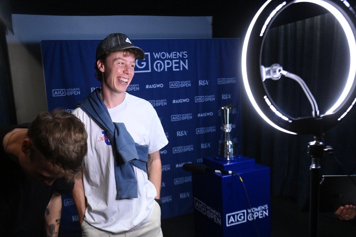 🏆 A special guest appearance. 🏆 The AIG Women's Open trophy is always a hit with the crowd.