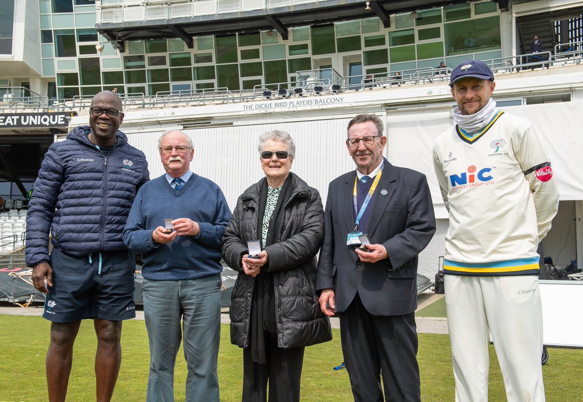 At lunch today, Ottis Gibson and Joe Root presented Graham Hoyle, Sue Robinson and Ray Leeman with their 50-years membership brooches.

#YORvGLA