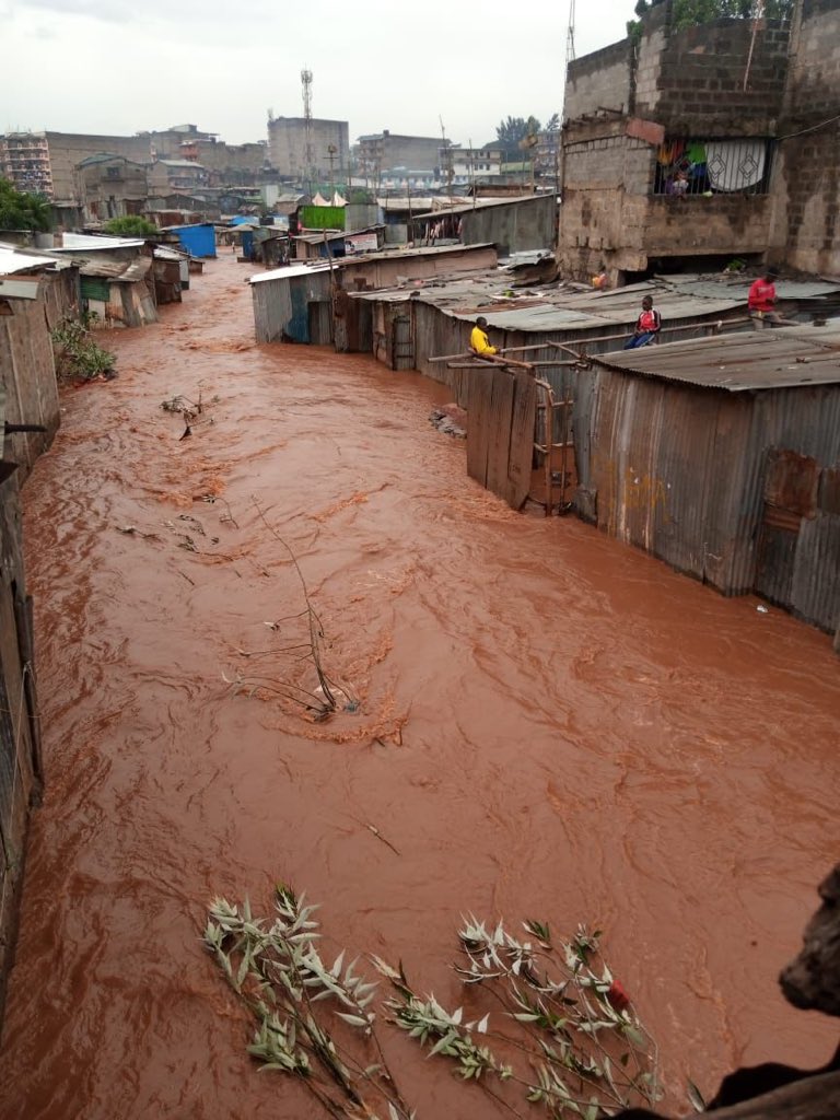 -Houses located on the river banks in Kiamaiko ,Mukuru, Mathare are being demolished today  following a voluntary vacation or mandatory evacuation order issued by State.

-This is Mathare in Nairobi,where people just decided to build houses in the river course,3 metres from…