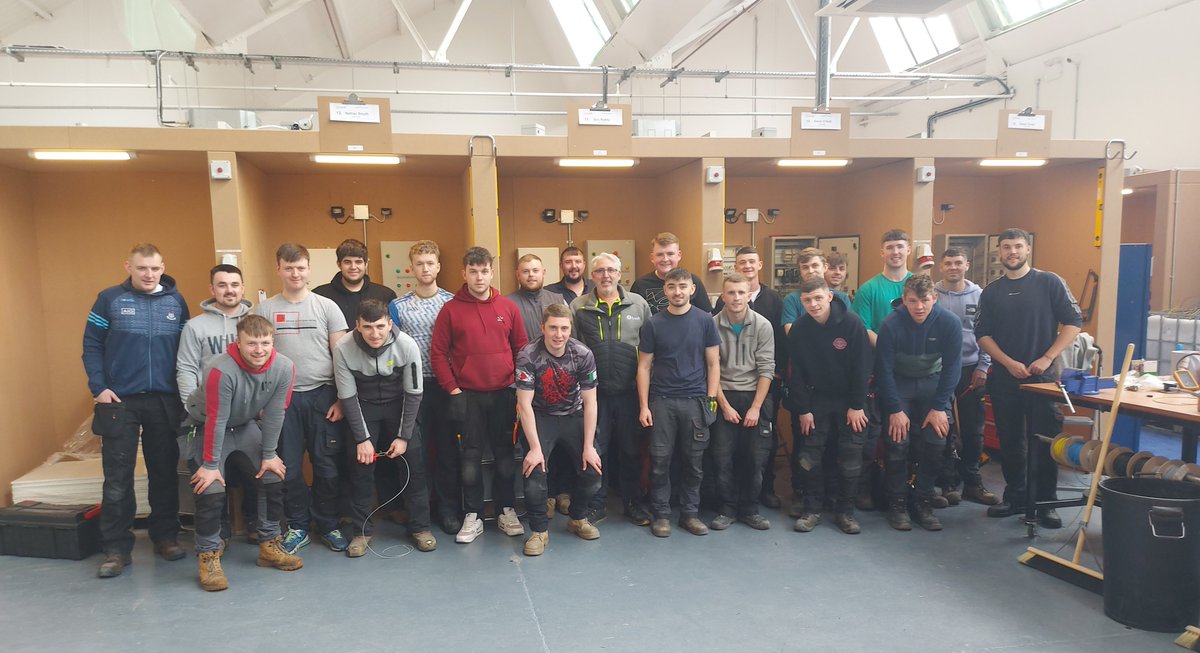 Congratulations to #electrical #apprentices after successfully completing phase 2 #training @laoisoffalyetb #Tullamore & many thanks to instructors Jimmy & Damien #career #success #ThisisFET @SOLASFET @apprenticesIrl