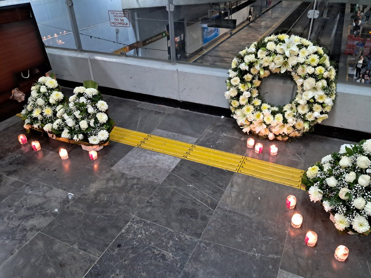 Se cumplen 3 años del colapso en la #Línea12 que dejó 26 muertos

La estación Mixcoac amaneció así: 

Con un ataúd, un espejo dentro, velas y flores fúnebres