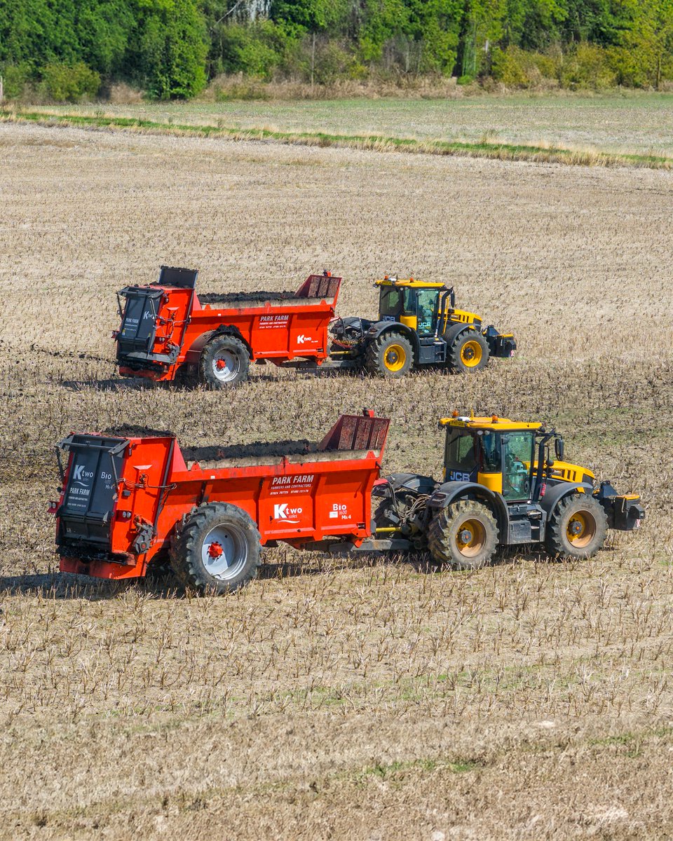 A top tier duo. A #JCB Fastrac 4220 and 4220 iCON muck spreading for Park Farm Farming & Contractors. Discover more: brnw.ch/21wJrc4. #JCBmoment _ Photos by @ProHorizonUK