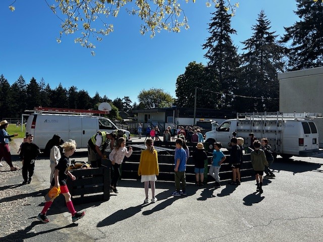 Big excitement at #Sangster as the gaga ball pit gets installed! Gratitude and thanks goes out to the #Sangster PAC and community for purchasing this for students and to the Facilities department for installing! #SD62