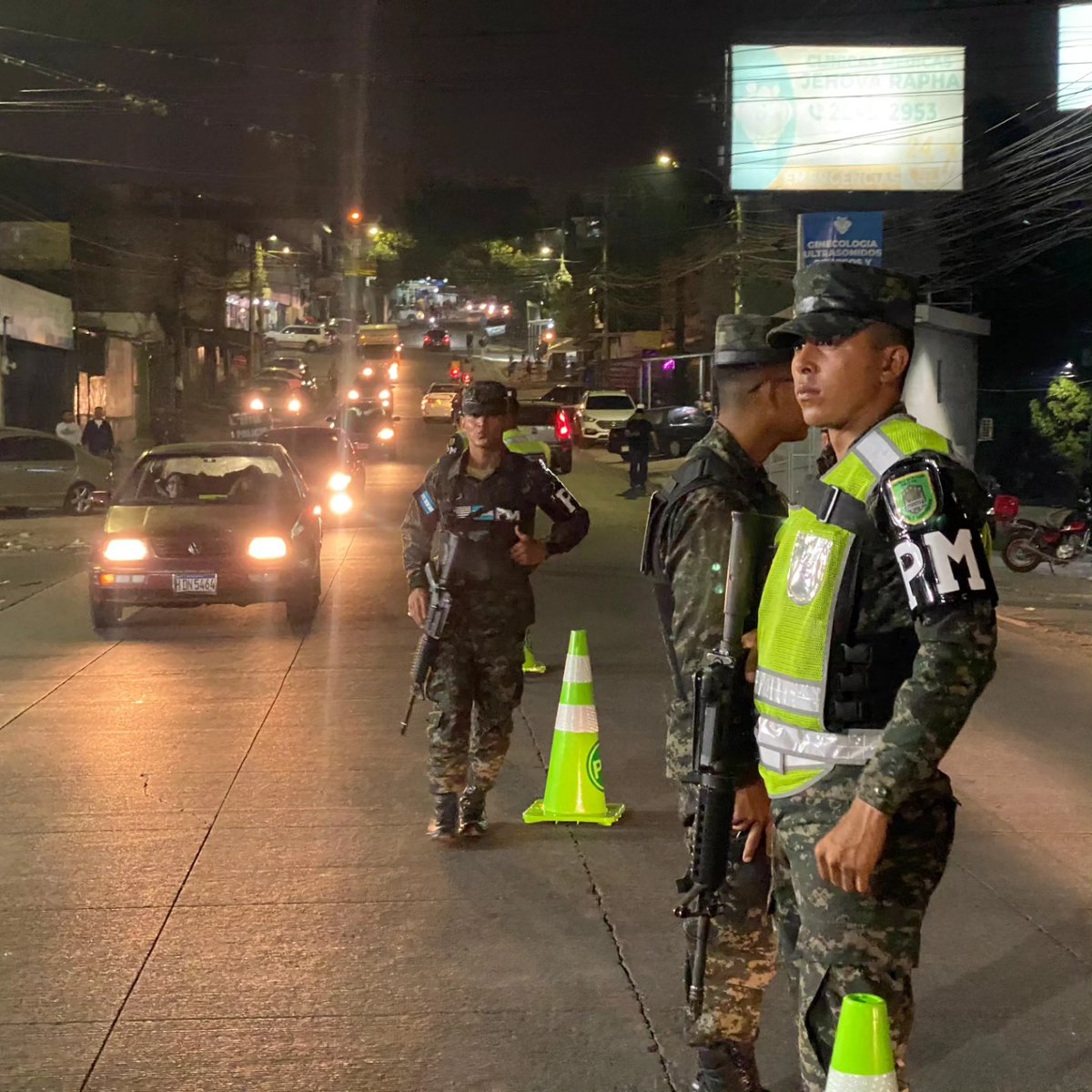 Fuertes operativos nocturnos de FF.AA. a través de PMOP en los diferentes sectores de la capital del país, con el fin de evitar la comisión de faltas y delitos. #SoluciónContraElCrimen #FFAA #PMOP