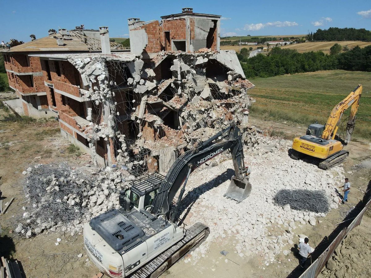 Tekirdağ'da müteahhitlik yapan İnşaat mühendisi İdris Karataş, Yapı Denetim ve laboratuvarın uygun raporu verdiği betonda çatlamalar farkedince, raporların doğruluğundan şüphelendi, 27 daire 3 blok inşaatının yapımını durdurdu ve Tekirdağ Çevre Şehircilik İl Müd'ne başvurarak