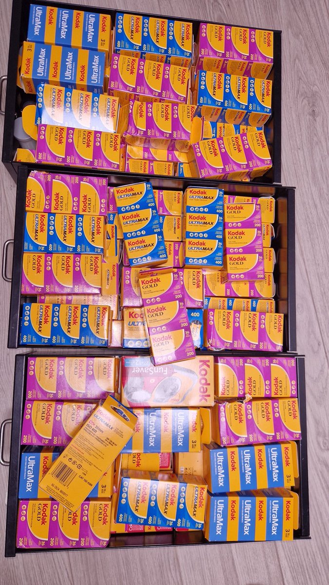 Salut everybody tout le monde, mes argenteux
Je vais vendre quelques packs de Kodak Ultramax 400 et de Gold200 en 36p, pour faire un peu de place et payer mes développements notamment, ça vous intéresserait ?
24€ les 3 golds 28€ les Ultramax