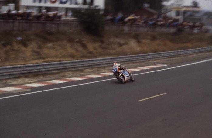 Eric Saul leading the 250cc race at Le Mans. 1979 #FrenchGP 📷 Icgpracing