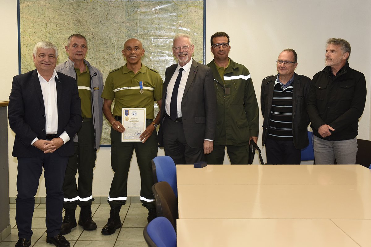 👨‍🚒🌳 Visite de JL Masson à l'unité des sapeurs forestiers de Brignoles pour des échanges fructueux sur la prévention des incendies et remise de la médaille du Département du Var à R. Guendouz pour acte de bravoure 🏅
