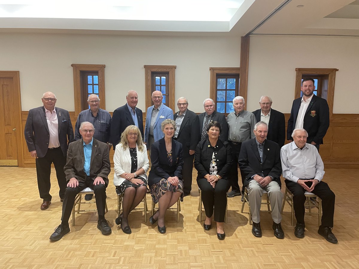 Last night was the annual Warden’s Association Spring Dinner to celebrate a year of achievements, with several past Wardens of Middlesex County in attendance with guest speaker Francis Veilleux, President of Bluewater Recycling Association for an evening of learning.