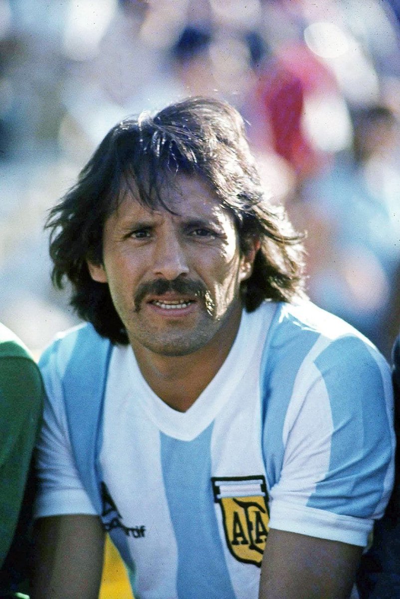 🎂 Hoy cumpliría 7⃣5️⃣ años Leopoldo Jacinto Luque, gran goleador que pasó por River, Racing y Santos, entre otros, además de defender los colores de nuestro país.

En la #SelecciónArgentina:
37 partidos
18 goles
2 asistencias
Campeón del mundo 1978 ⭐️