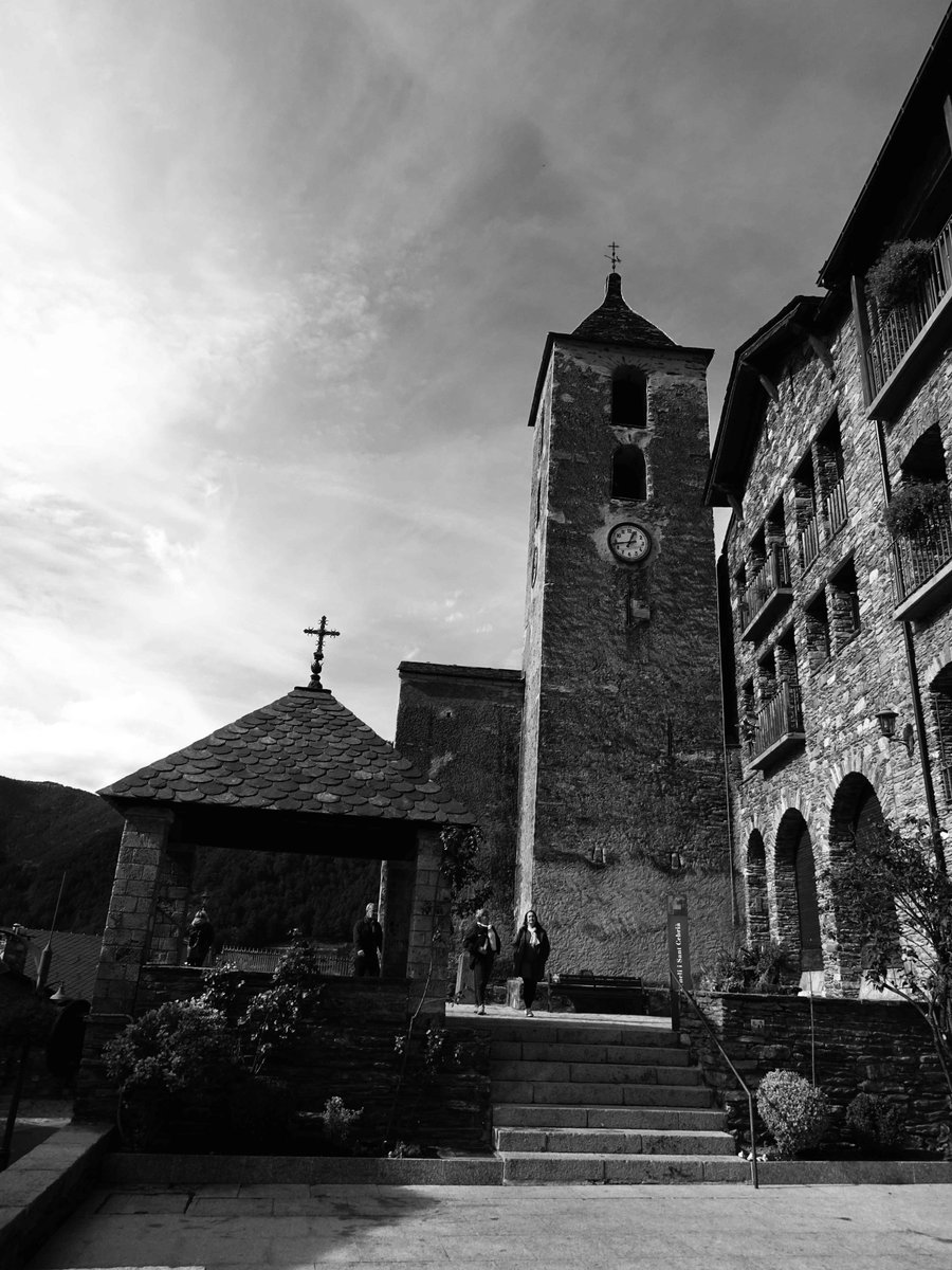 Plaça d'església...Ordino #ordino #valira #escaldes #andorra #principatdandorra #païsoscatalans #catalunya #landscapephotography #landscape #landscapes #landscape_captures #landscape_lovers #streetstyle #streetsphotography #street #bnw #bnwphotography #bnwmood #bnw_greatshots