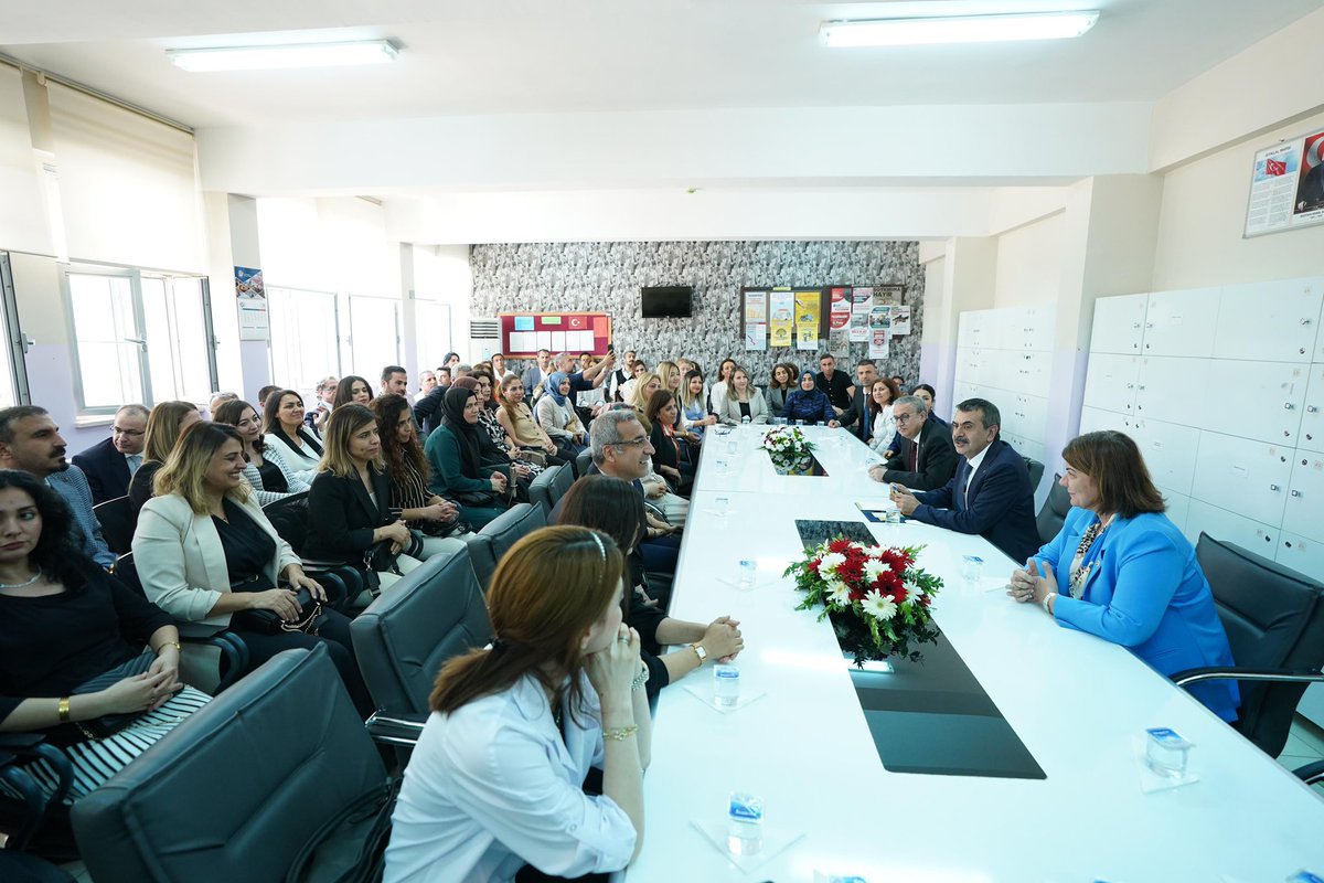 Bakan @Yusuf__Tekin, Diyarbakır’da Abdullah Tivnikli Fen, Sosyal Bilimler ve Teknoloji Anadolu İmam Hatip Lisesinin Açılış Törenine Katıldı Bakan Tekin, buradaki konuşmasında okullara değer katacak asıl kitlenin öğretmenler olduğunu, bütün öğretmenleri alkışladığını; yaptıkları…