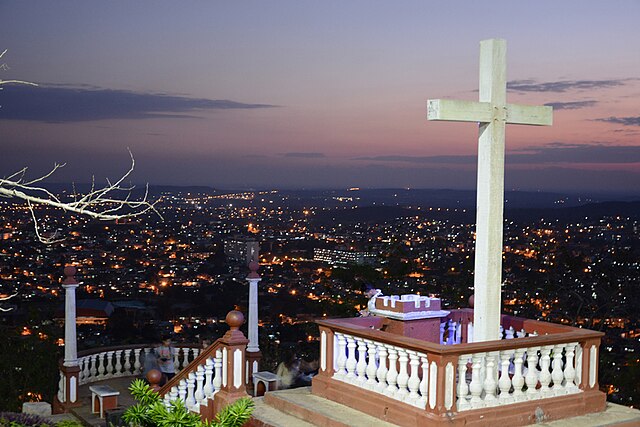 1790: Coloca el fraile Francisco Antonio de Alegría una cruz de madera en la cima del Cerro Bayado, hoy Loma de la Cruz, que daría pie a una festividad aún perdurable, las Romerías de Mayo. #SomosCuba #CubaEsRevolución