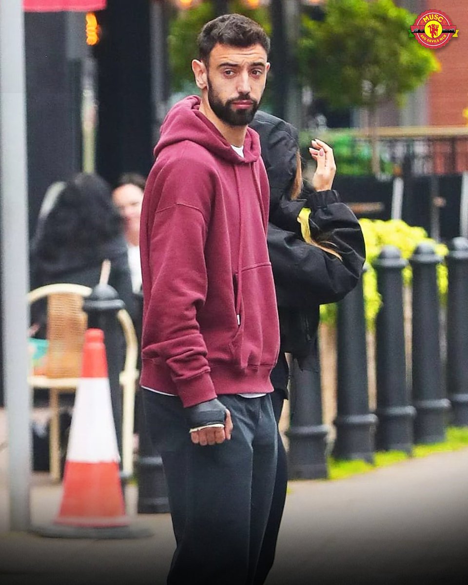 Manchester United midfielder Bruno Fernandes has been spotted wearing a protective brace on his wrist. The Portuguese suffered a broken hand a couple of weeks ago. #bruno #brunofernandes #ManchesterUnited #MUFC