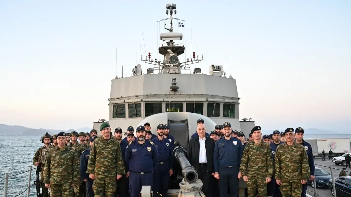 Yunanistan Savunma Bakanı Nikos Dendias, (Bodrum'un karşısındaki) silahlandırılması Lozan Antlaşması'yla yasaklanmış adaları askeri birliklerle ziyaret edip böyle poz verdi.