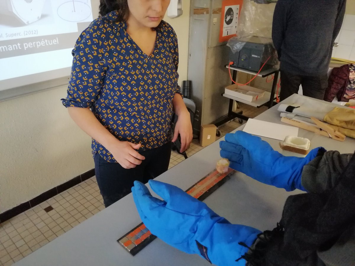 #AnnéePhysique🎇| Des scientifiques du laboratoire de physique de l' @ENSdeLyon ont proposé des conférences démo dans deux lycées de l'@academielyon hier et aujourd'hui 
Au programme : modélisation de l'atmosphère dans un aquarium et physique des températures extrêmement basses