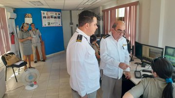 #AduanaInforma: Visitó el Jefe de la Aduana General de la República Nelson Cordovés Reyes la Terminal de Contenedores del Mariel, en el recorrido se chequearon procesos relacionados con sistema de trabajo en el punto de chequeo (scanner de contenedores). . . . #AduanadeCuba