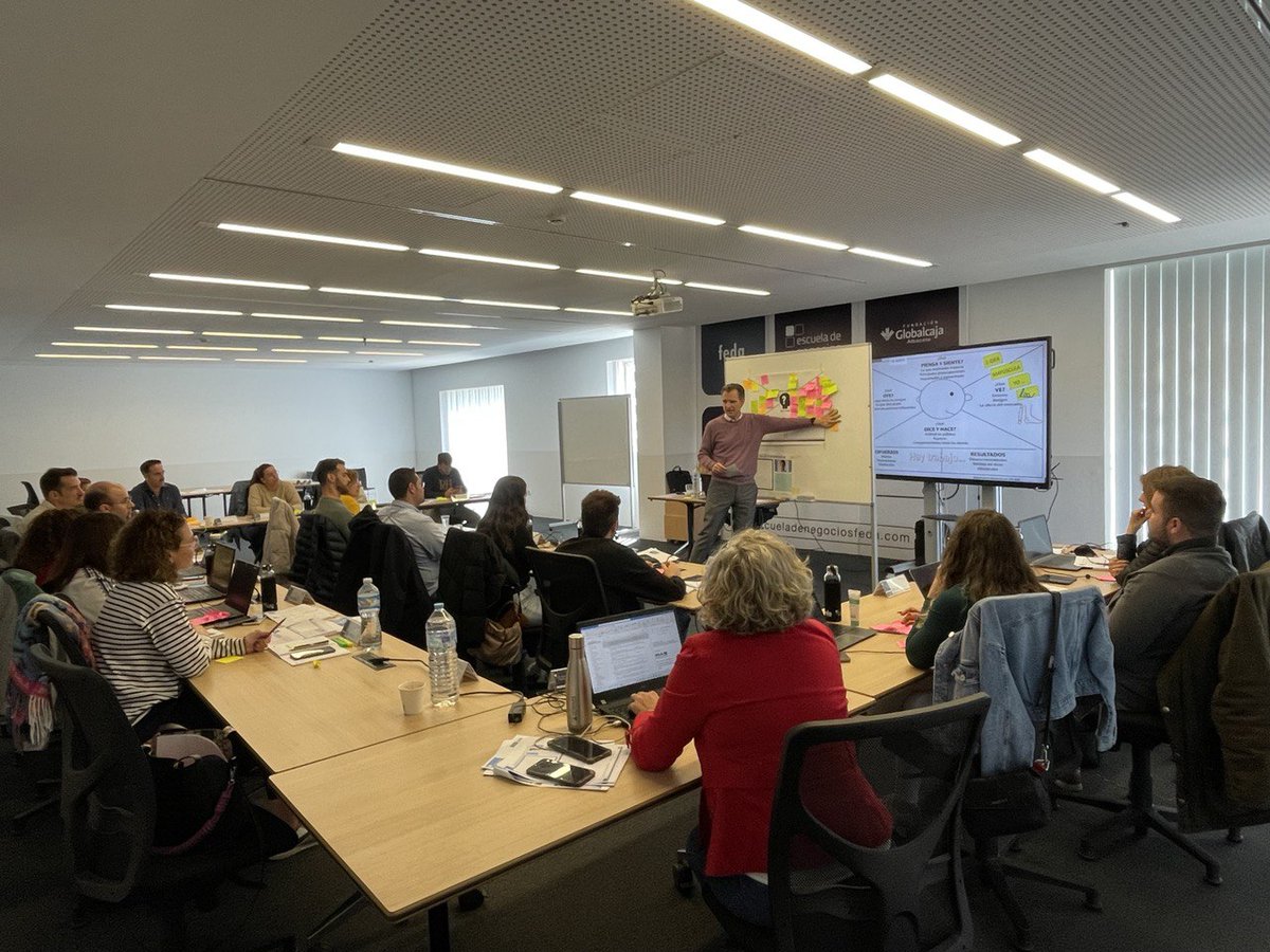 En nuestra sesión de hoy, los alumnos y alumnas del #MBAExecutive y del Programa #DIRCOM asisten a una increíble sesión sobre 'Experiencia de Cliente' con el docente <a href="/DarcRueda/">David Rueda Cantuche</a> 

#ENFEDAFormación #HazQueSuceda