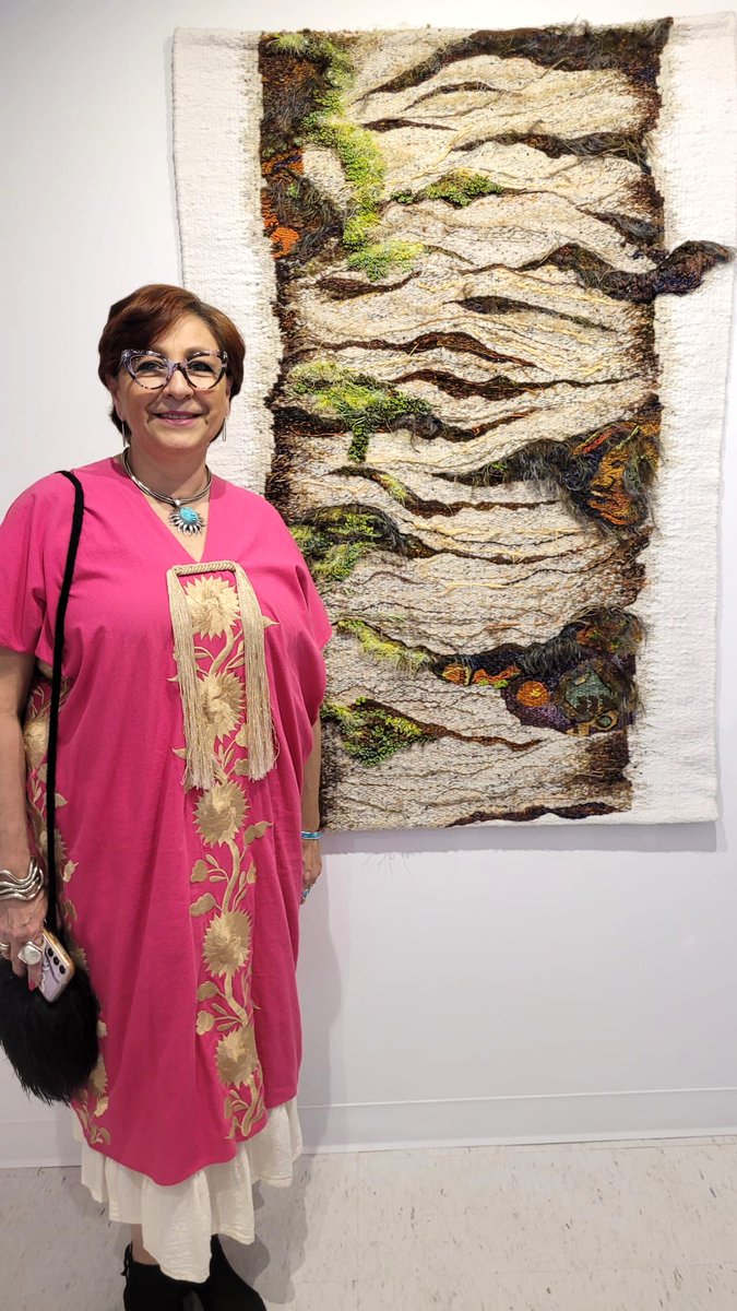 El @ConsulMexTor presente en la inauguración de la exhibición conjunta Rooted Knots/Blended Threads (Nudos enraizados/hilos combinados), que muestra la obra textil de las magnificas artistas visuales mexicanas @ixchelsuarez y Claudia Gutiérrez 🇲🇽. #MujeresArtistas en #Ontario🇨🇦.