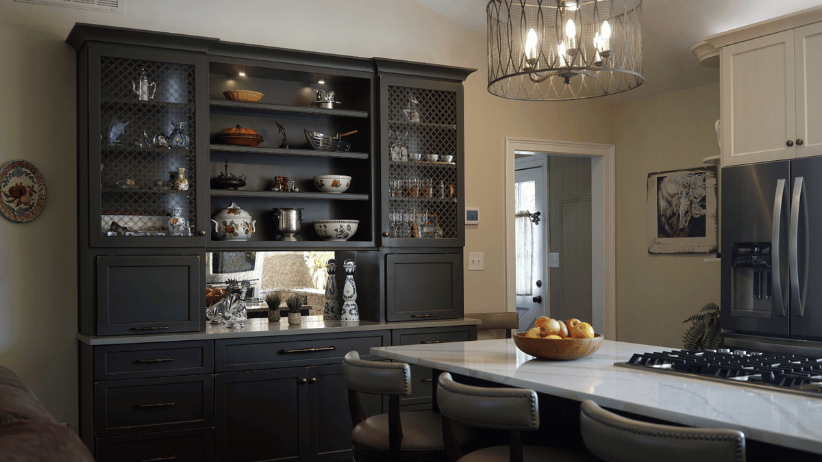 KettlerDesign's tweet photo. X marks the spot for casual family dining in this gorgeous farmhouse-esque kitchen. 📸 by Stefanie Haviv ☀️ Touchstone Fine Cabinetry ☀️ walkerzanger tile ☀️ Marble &amp; Stone Shop countertops ☀️ Ballard Designs lighting
#farmhousekitchen #karenkettlerdesign https://t.co/OtU0xaH03c