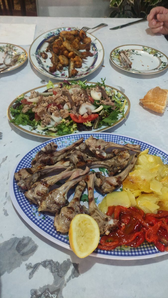 Gastronomía en nuestro Rincón para deleitarse!!! 
Fritura de pescado, ensalada con anchoas y rematado con chuletillas con asadillo de pimientos. 😋...#ElRinconDeToñin