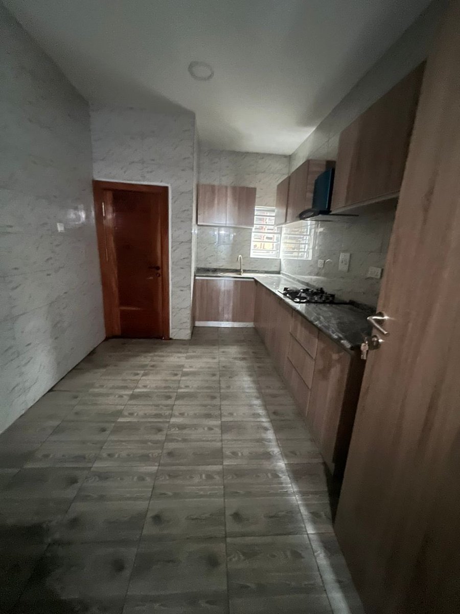 TO LET: ILUPEJU ESTATE Newly built & Exquisite 2 bedroom flat with POP; upstairs with balcony, rooms en suite + guest toilet, fitted kitchen cabinets with cooker & extractor, wardrobes, dedicated prepaid meter, parking space etc 3,5M PA Kindly help RT & DM if interested 🙏