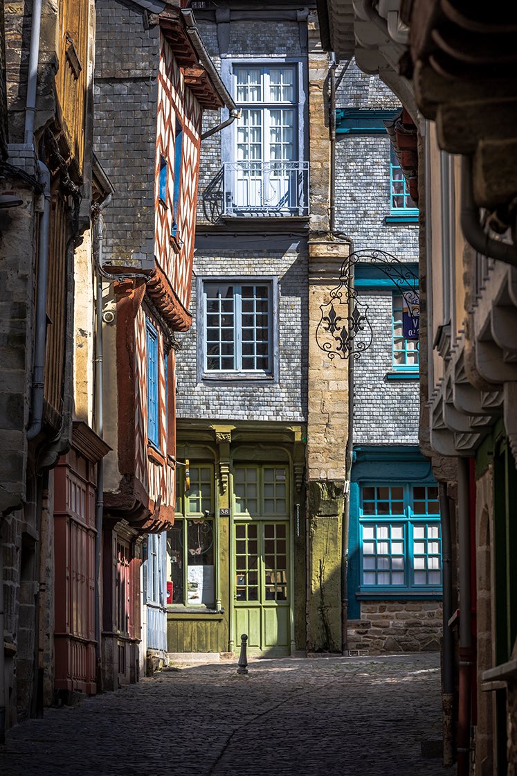Aux portes de la Bretagne, Vitré et son château médiéval séduisent par le charme de ses vieilles rues et des maisons à pans de bois si bien restaurées.