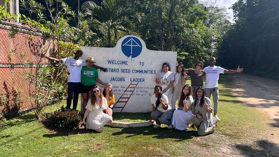 This January, graduate students and faculty traveled to Jamaica to gain a global perspective on the field of speech-language pathology: ow.ly/jUHG50RvMH4 #AdelphiM2