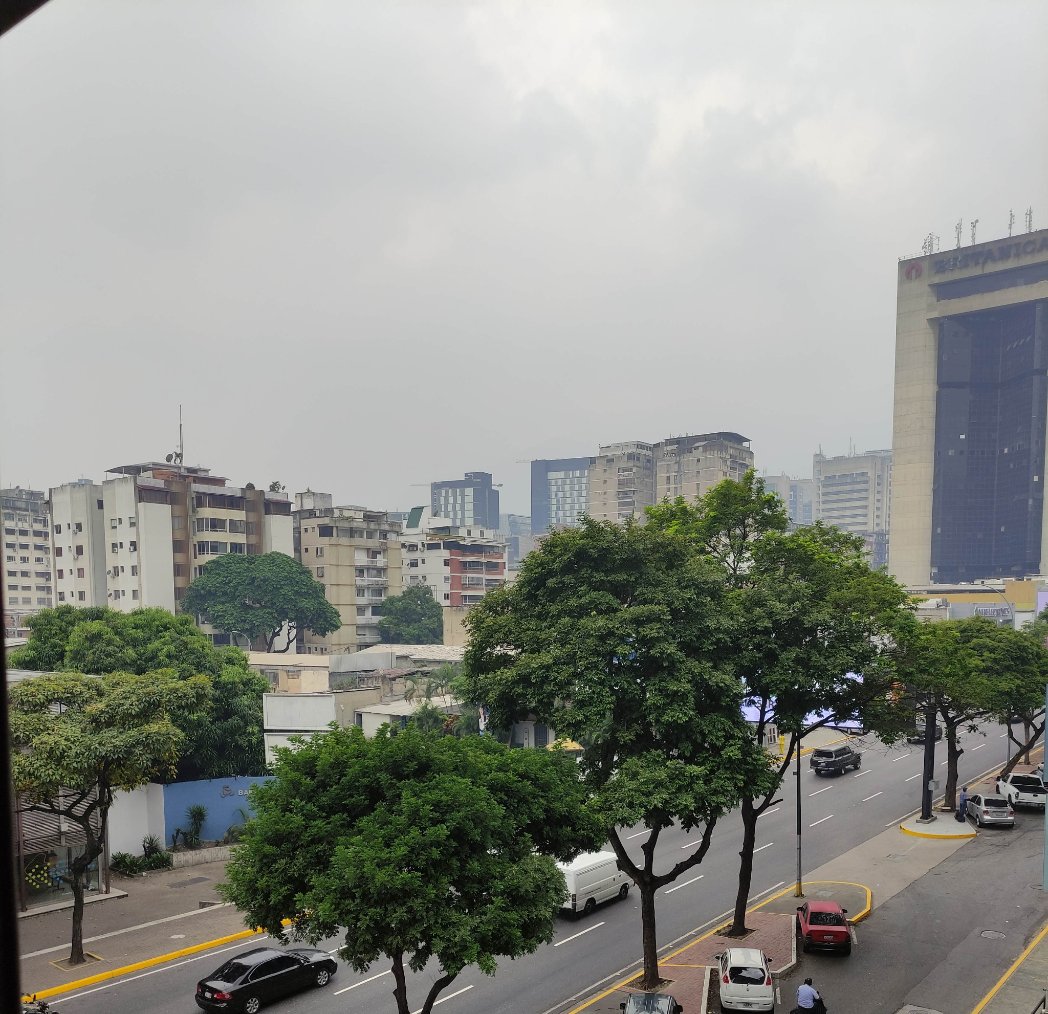 03/05/24 Caracas llena de humo. En la 1ra foto no se vé Petare y en la 2da no se vé El Ávila, pues está cubierto por humo. 🤧