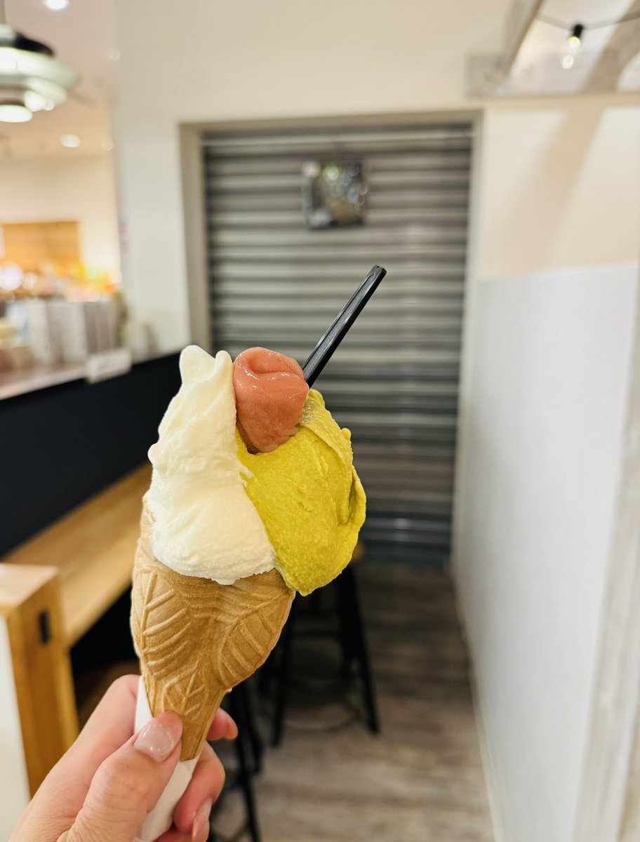 石川県能登にあるMALGA GELATOが金沢でも食べられるんです♡

能登まで行くのは今回の旅では時間が足りないと思って諦めていたから偶然の発見に感動♡

「能登の塩味」と、「ピスタチオ」を選びました」上の赤いのはおまけのいちご♡

５年ぶりくらいに食べたけど、変わらずおいしい♡