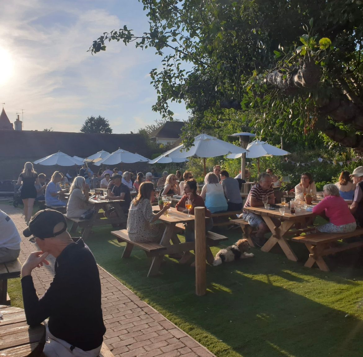The first of a dynamic double-act of May Bank Hols has landed 🌅Which means it's time to kick-back and chill-out for a lavishly long weekend. #MayBankHoliday #PubWeekender #Ditchling #youngspubs @youngspubs